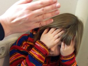 Почему родители бьют детей: причины и последствия