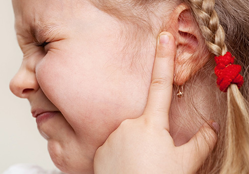 Как безопасно избавиться от папилломы на ухе у новорожденного ребенка или взрослого