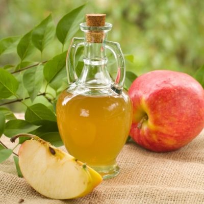 Выясняем можно ли лечить псориаз яблочным уксусом