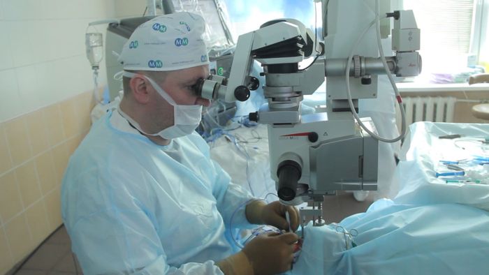 Лазерный хирург офтальмолог проводит кератопластику