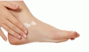 Причины появления трещин между пальцами ног и их лечение