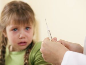 Как помочь ребенку, который боится медицинского шприца?