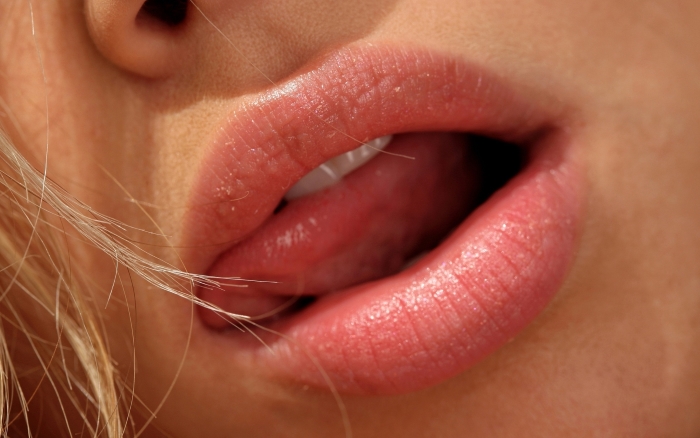 Почему возникает папиллома на губе и как с этим бороться