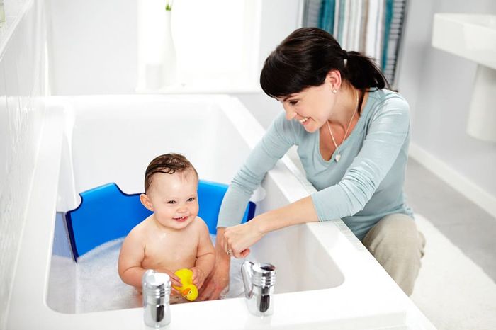 Мытье малыша в ванной