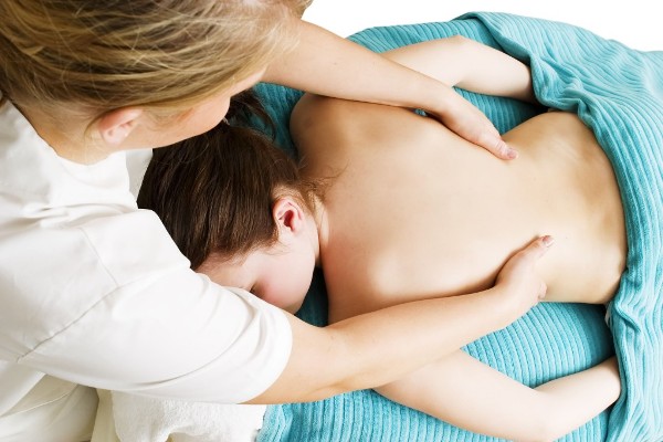 убрать стрии у подростков на спине поможет массаж