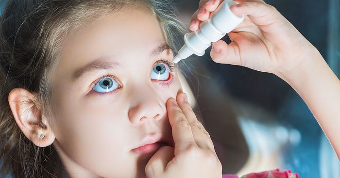 Применение глазных капель для ребенка