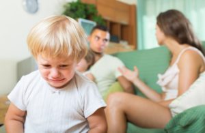 Сложности развода с двумя маленькими детьми: чего ожидать?